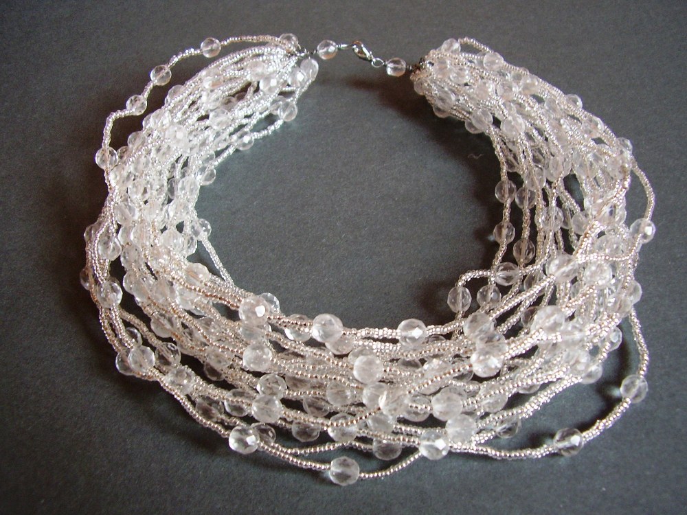 Bílý náhrdelník