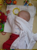 vzácný moment...dítě spí na zemi u hraček :-O POPRVÉ!